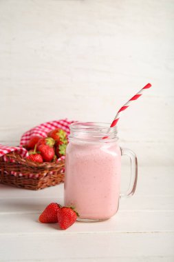Masada bir kavanoz lezzetli çilekli smoothie var.