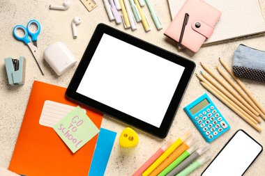 Yazılı yapışkan not Go to SCHOL, aygıtlar ve grunge beyaz arkaplan üzerinde farklı kırtasiye