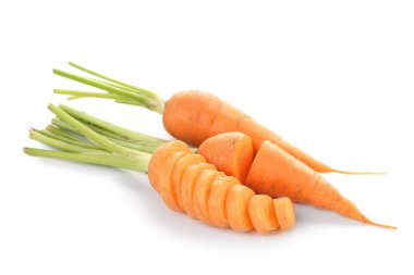 Taze havuç ve beyaz arka planda dilimler