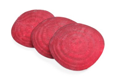 Beyaz arka plan üzerinde taze pancar dilimleri