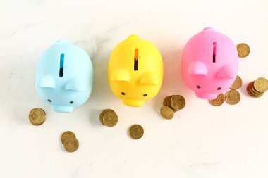 Grunge beyaz arka planda bozuk paralarla renkli domuz kumbaraları