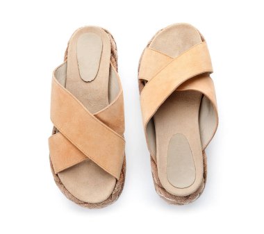 Beyaz arkaplanda şık sandaletler