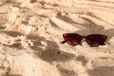 Kumda kahverengi gözlük.