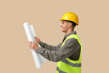 Bej arka planı olan genç bir erkek mühendis.