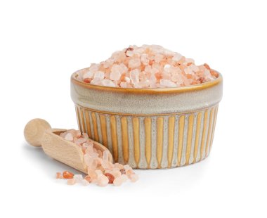 Beyaz arka planda Himalaya pembe tuzu ile kase ve ahşap kepçe