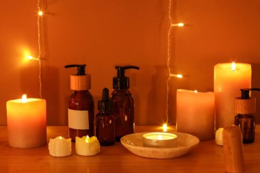 Koyu kaplıca salonundaki raflarda mum ve cilt ürünleri yakmak.