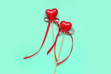 Turkuaz arka planda Sevgililer Günü için kırmızı kalpler