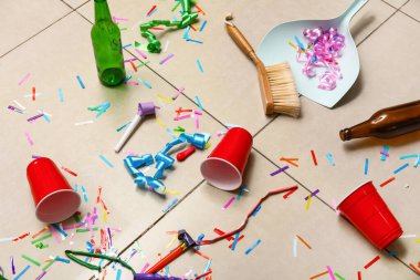 Fıçı fırça ve döküntü döşeme üstüne döşeme, yakın çekim.