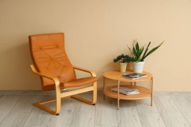 Oturma odasının içinde koltuk ve masa var.