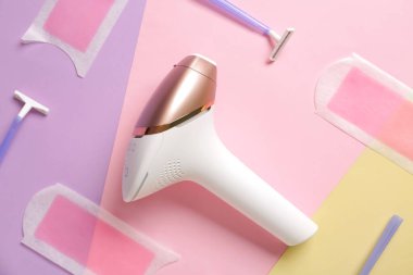 Renk arkaplanında jilet ve balmumu şeritli modern fotoepilatör