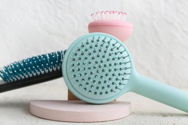 Beyaz arka planda farklı saç fırçaları