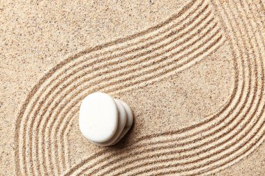 Kumda çizgileri olan taşlar