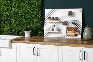 Tahta ve mutfak eşyalarıyla şık bir mutfak.