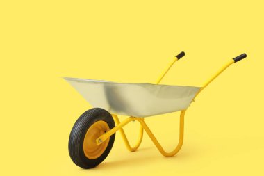 Sarı arkaplanda boş el arabası