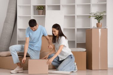 Genç çift taşınma gününde odada kayıt yapıyor.