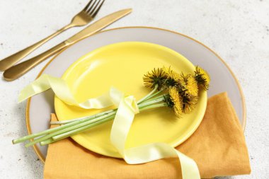 Beyaz arka planda karahindiba çiçekleri olan güzel bir masa.