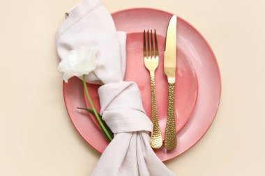 Bej arka planda güzel çiçekli şık masa ayarları