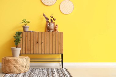 Tuvaleti ve yapay bitkileri olan şık bir oda.