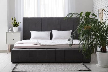 Yeni ortopedik şilteli battaniyeli ve şık yataklı oda