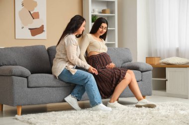 Memnuniyetle, evde güzel ve hamile bir bayanı destekliyorum.