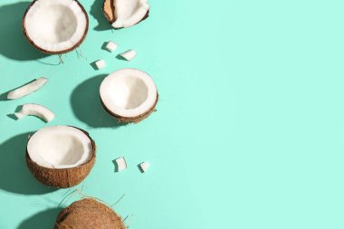 Turkuaz arka planda taze hindistan cevizleri