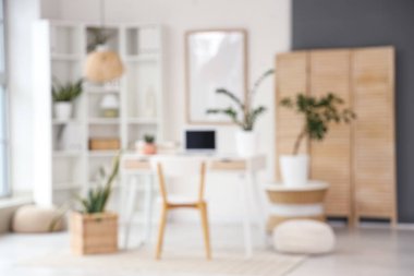 Çalışma yeri, raf ünitesi ve katlama ekranı ile ışık ofisinin bulanık görüntüsü