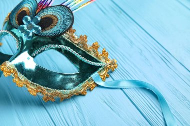 Mavi ahşap arka planda güzel bir karnaval maskesi. Yakın çekim.