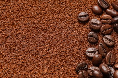 Fasulye arkaplanlı kahve tozu dokusu, yakın plan.
