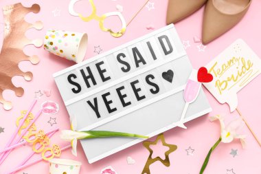 Pembe arka planda Kadın Partisi için EVET ve dekor yazan yazı tahtası