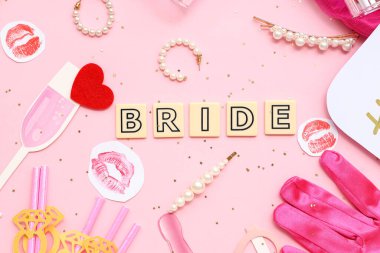 Pembe arka planda aksesuarları olan bir gelin. Kız Partisi