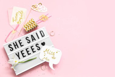 Pembe arka planda Kadın Partisi için EVET ve dekor yazan yazı tahtası