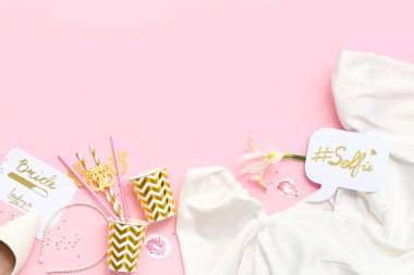 Pembe arka planda Pembe Parti için dekoratif gelinlik