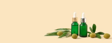 Bej arkaplanda gerekli zeytinyağı şişeleri ve metin için boşluk