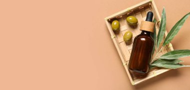 Bej arka planda doğal zeytinyağı şişesi ve metin için boşluk