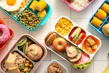 Beyaz fayanslı farklı lezzetli yiyecekleri olan bir sürü beslenme çantası.