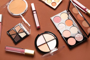 Güzel göz falı paletleri ve kahverengi arka planda farklı dekoratif kozmetikler.