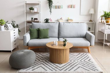 Hamilelik testi ve ilaç şişeleriyle modern oturma odasının içinde.