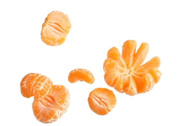 Beyaz arka planda taze mandalinalar uçuyor.