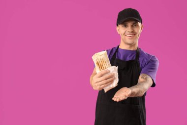 Mor arka planda lezzetli donör kebabı olan aşçı