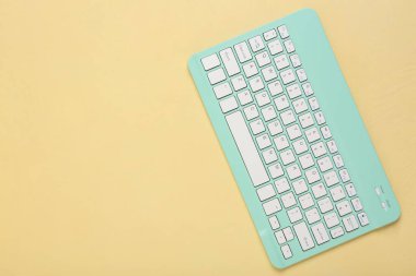 Bej arkaplanda cyan klavyeyi stil et