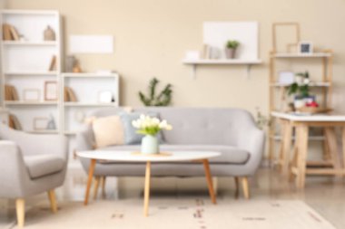 Kanepesi, sehpası ve raf ünitesi olan şık oturma odasının içi bulanık.