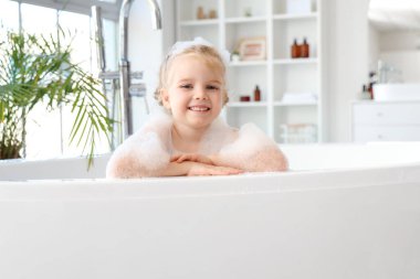 Köpüklü şirin kız banyoda banyo yapıyor.