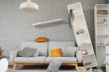 Depremden sonra mobilyaların devrildiği dağınık bir oturma odası.