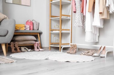 Soyunma odasının içinde şık ayakkabılar.