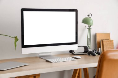 Işık odasında boş bilgisayar monitörü ve lambası olan işyeri