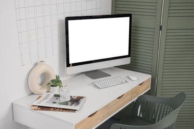 Modern bilgisayar ve oturma odasında katlanır ekran ile rahat bir iş yeri