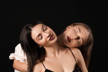 Siyah arka planı kapalı elbiseli iki farklı genç kadın. Yin Yang konsepti