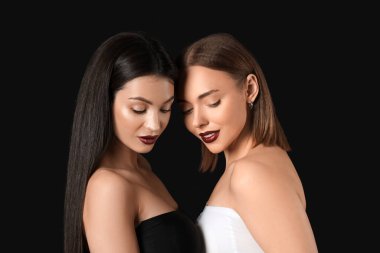 Siyah arka planda iki farklı genç kadın. Yin Yang konsepti