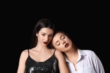 Siyah arka planda poz veren iki farklı genç kadın. Yin Yang konsepti