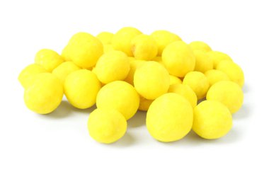 Beyaz arka planda peynirli fıstık.